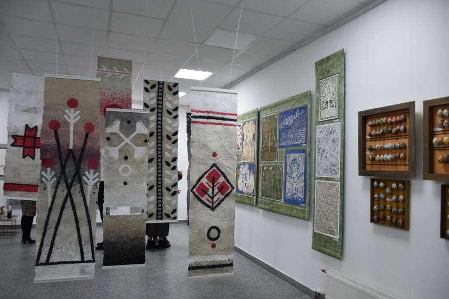 У Луцьку відкрили виставку робіт учнів та викладачів художньої школи (фото)