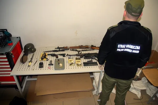 Устилузькі митники «не помітили» арсенал зброї (фото)