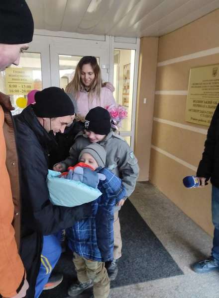 Син приймав пологи: у Луцьку з перинатального центру виписали жінку, яка народжувала в авто (фото)