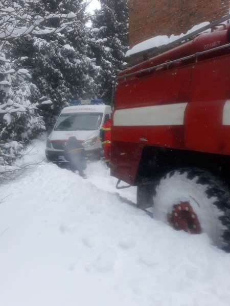 За добу рятувальники звільнили зі снігових кучугур 40 вантажівок (фото)