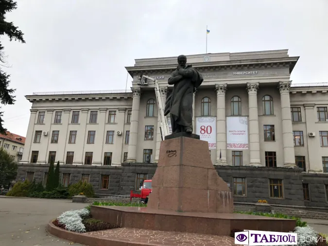 На головному корпусі ВНУ змінюють вивіску (фото)