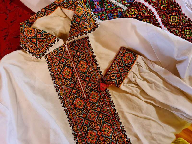 Вишивальниця зі Звірова копіює давні орнаменти з вишиванок, яким кілька століть (фото)