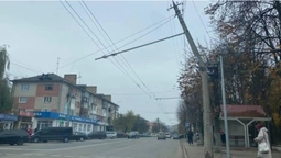 У Луцьку на Грушевського похилилася електроопора (фото)