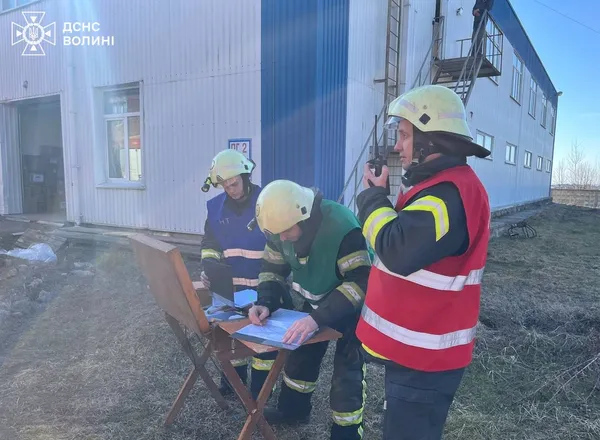 Хмара диму на складі та «потерпілий»: що сталося на волинському підприємстві (фото)