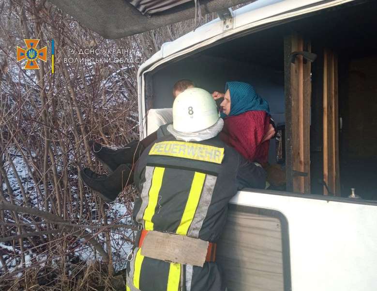 На Волині рятувальники витягнули з перевернутого буса двох жінок (фото, відео)