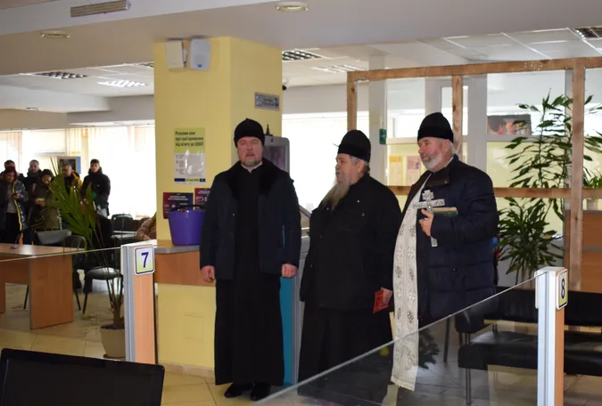 У луцькому ЦНАПі освятили працівників від бід та лихоліть (фото)