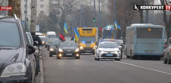 «На щиті»: до Луцька привезли тіла загиблих воїнів (відео)