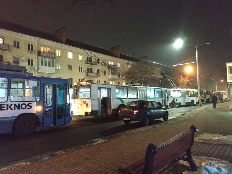 «Темна» поліклініка і «нерухомі» тролейбуси: у Луцьку не стало світла (фото)