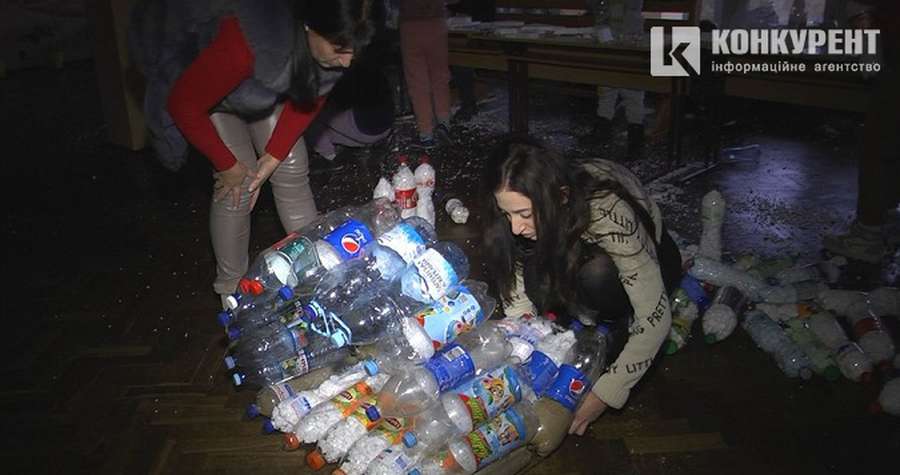 Анжеліка Арутюнян з помічниками створюють для собак будиночки із пластикових пляшок><span class=