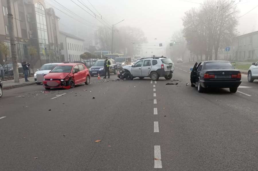 Постраждав водій: повідомили деталі подвійної ДТП у Луцьку (фото)