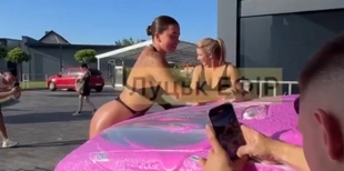 Під Луцьком голі дівчата мили машини за донат (відео)