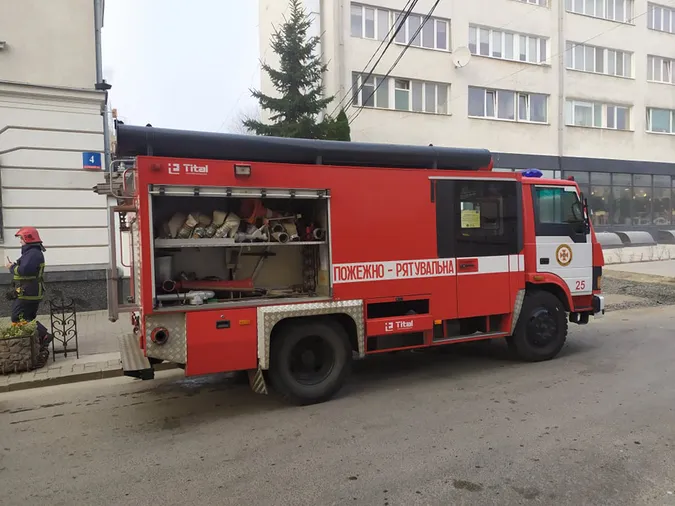 Біля управління міграційної служби на Волині – пожежники: що сталося (фото)