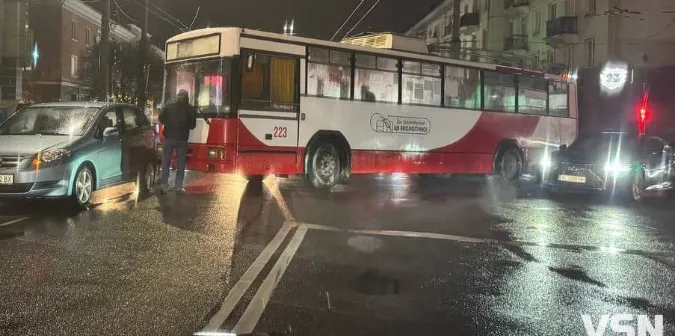 У центрі Луцька зіткнулися тролейбус та авто
