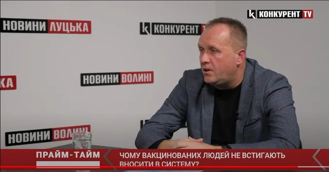 Чому вакцинованих людей не встигають вносити в систему? (відео)