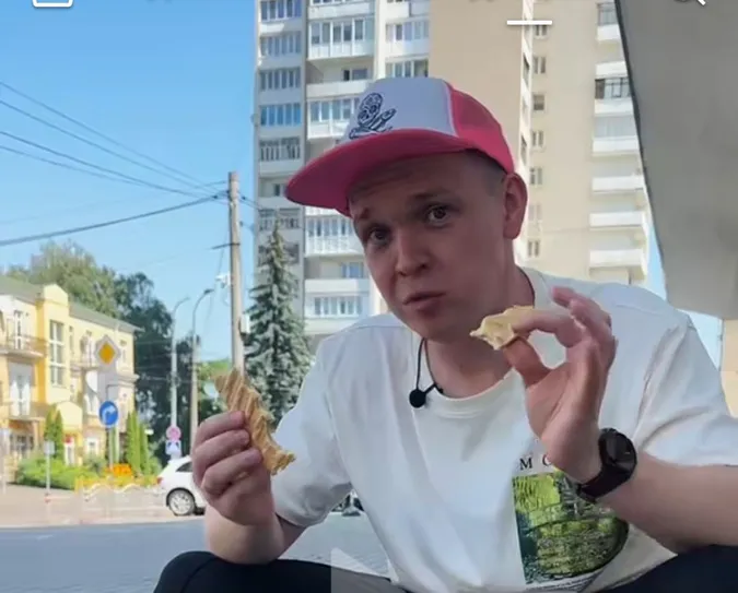Польський блогер затестив особливий луцький стрітфуд (відео)