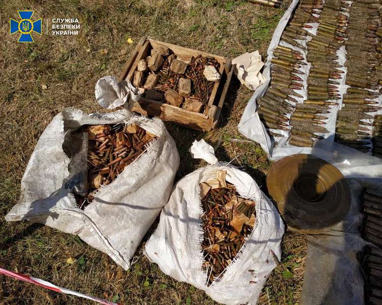 На Луганщині знайшли сховок з боєприпасами