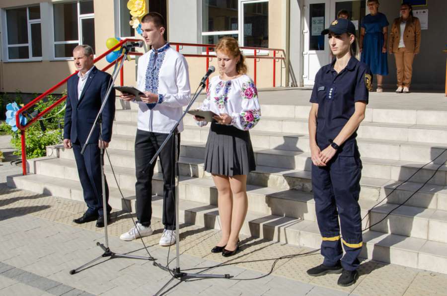 У Нововолинську відбулися урочисті лінійки для першачків і випускників (фото)