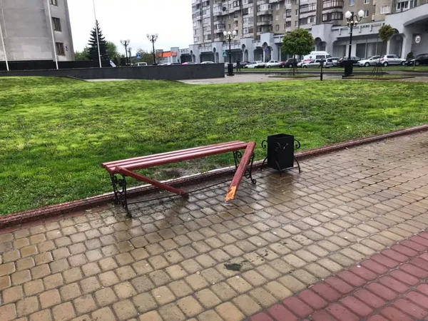 У Луцьку біля ОДА вандали потрощили лавки і смітник (фото)