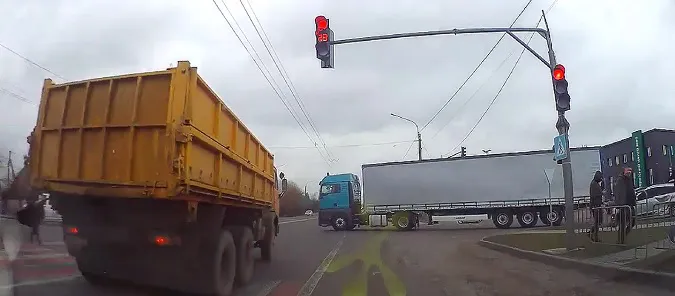Під Луцьком самоскид  ледь не протаранив фуру (відео)