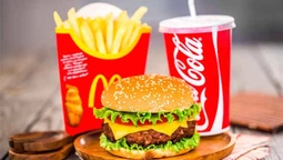 Фуд-експеримент: чоловік схуд, харчуючись їжею з McDonald's (відео)