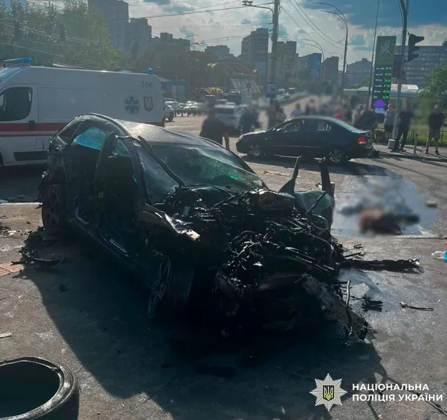 Жахлива ДТП у Києві: авто на швидкості влетіло у підземний перехід (відео) (оновлено)