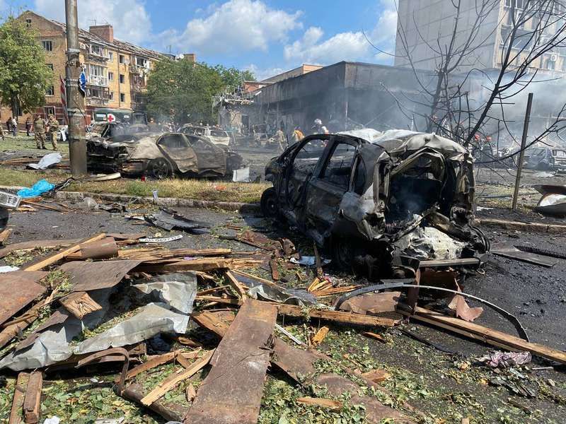Удар по Вінниці: 12 загиблих і 25 поранених, горять 50 автомобілів (фото, відео)