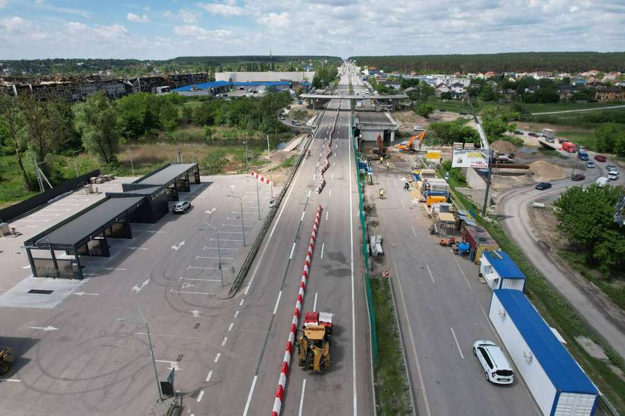 На Житомирській трасі відкрили рух для вантажівок (фото, відео)