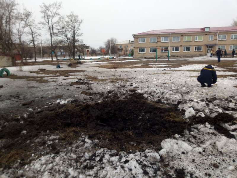 Нові обстріли: на Луганщині бойовики обстріляли ліцей, де перебували 30 учнів