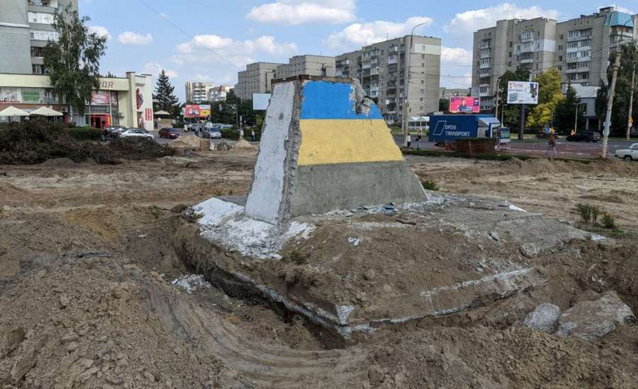 Перед РАЦСом розпочали демонтаж постаменту пам'ятника Степану Бандері (фото, відео)