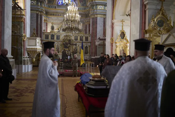 Луцьк навколішки попрощався з загиблим на Донеччині захисником Олексієм Федоренком