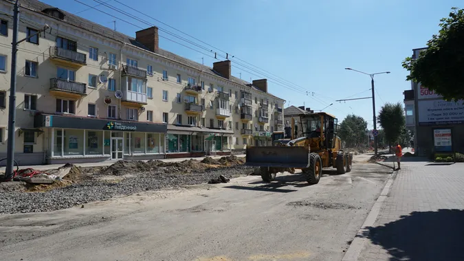 Вкладають щебеневий шар: що коїться на проспекті Волі у Луцьку (фото)