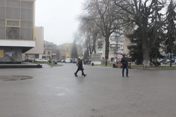 Ожеледиця у Луцьку: місто ледь тримається на ногах (фото)