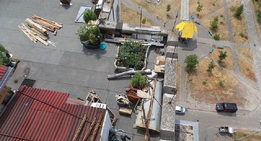 У Києві пенсіонер збудував «будиночок Карлсона» на даху багатоповерхівки (фото)