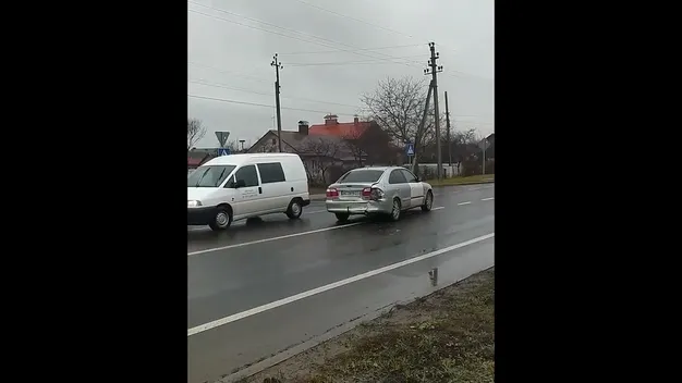 Подвійна ДТП: у Володимирі зіткнулися бус і два легковики (відео)