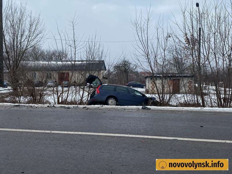 Автівка в кюветі: у Нововолинську не поділили дорогу Volvo і Hyundai (фото)