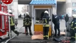 Дідусь-безхатько розпалив вогонь в будці охорони, щоб зігрітися (відео)