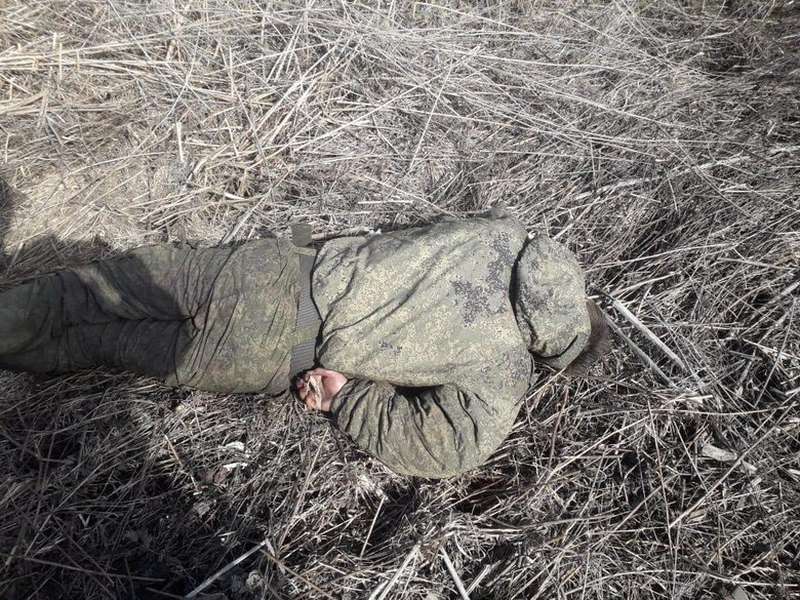 На Харківщині виявили трупи російських солдатів без слідів насильницької смерті (фото 18+)