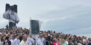 На Волині біля гігантського Шевченка покружляли випускники (фото)