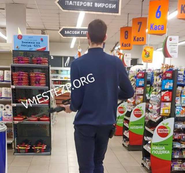 У супермаркеті в Запоріжжі чоловік влаштував стрілянину з гвинтівки (фото)