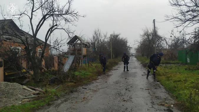 Волинські сапери розміновують «село-привид» на Донеччині (фото)