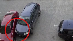 У Луцьку 19-річний юнак на «рено» пошкодив припарковане авто (відео)