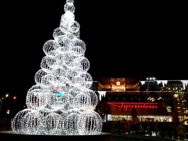 Біля «Променя» засвітили 14-метрову ялинку із кульок (фото)