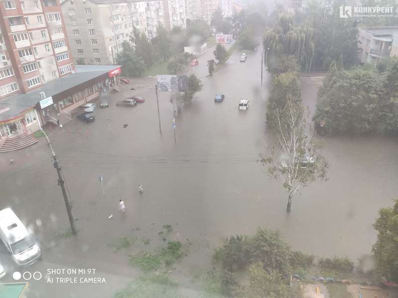 У Луцьку – злива: затопило вулиці, на в'їзді в місто – затори (відео)