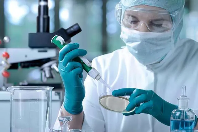 Британські вчені випробують вакцину від коронавірусу на людях