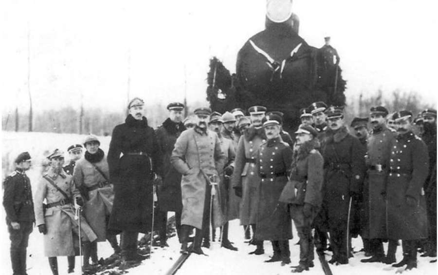 Юзеф Пілсудський з групою офіцерів біля здобутого більшовицького потягу в околицях Звягеля. Січень 1920