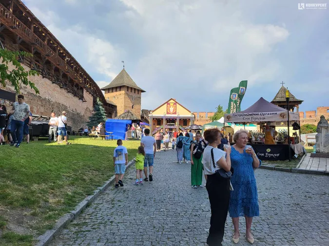 «ЛюбART Fest» у Луцькому замку: що там відбувається (фоторепортаж)