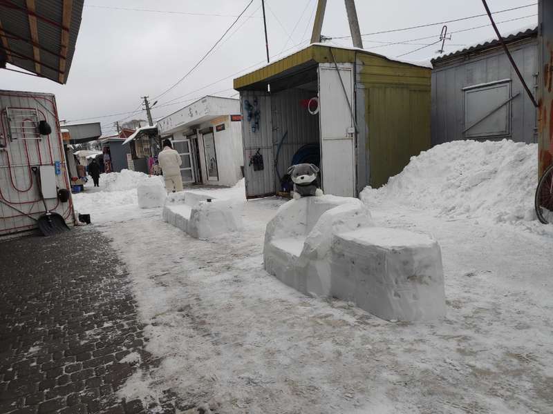 На волинському базарі з'явилися меблі зі снігу (фото)