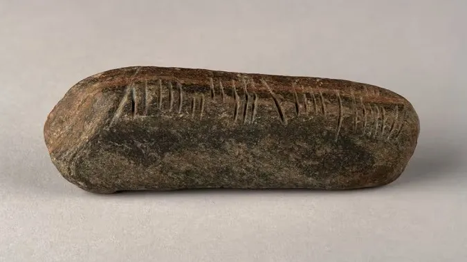 Чоловік прибирав у саду і знайшов камінь із давнім письмом з Ірландії, якому близько 1500 років