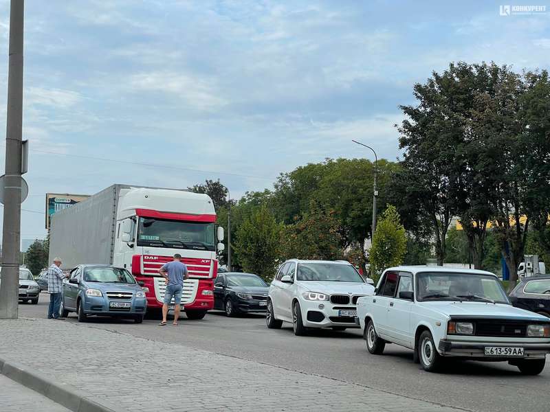 Рух ускладнений: у Луцьку не поділили дорогу фура і легковик (фото)