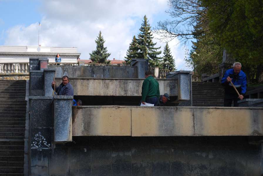 Лучани перетворили міські фонтани на сміттєзвалища (фото)